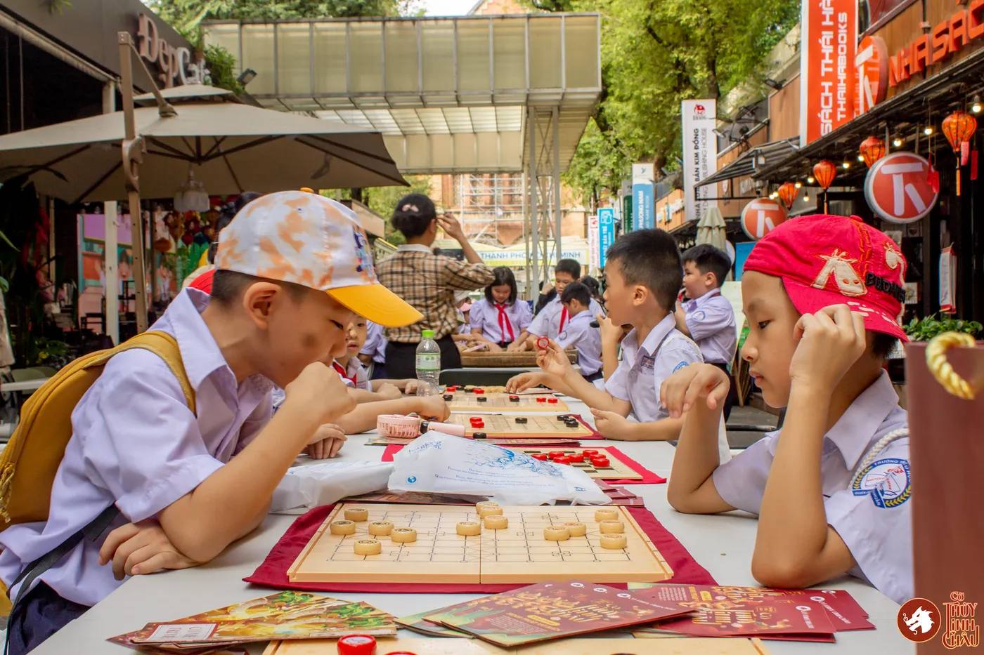 Hình ảnh các em học sinh trải nghiệm Cờ Thủy Tinh Châu tại Ngày hội Vui học cùng Sách tổ chức ở Đường Sách Thành phố Hồ Chí Minh.