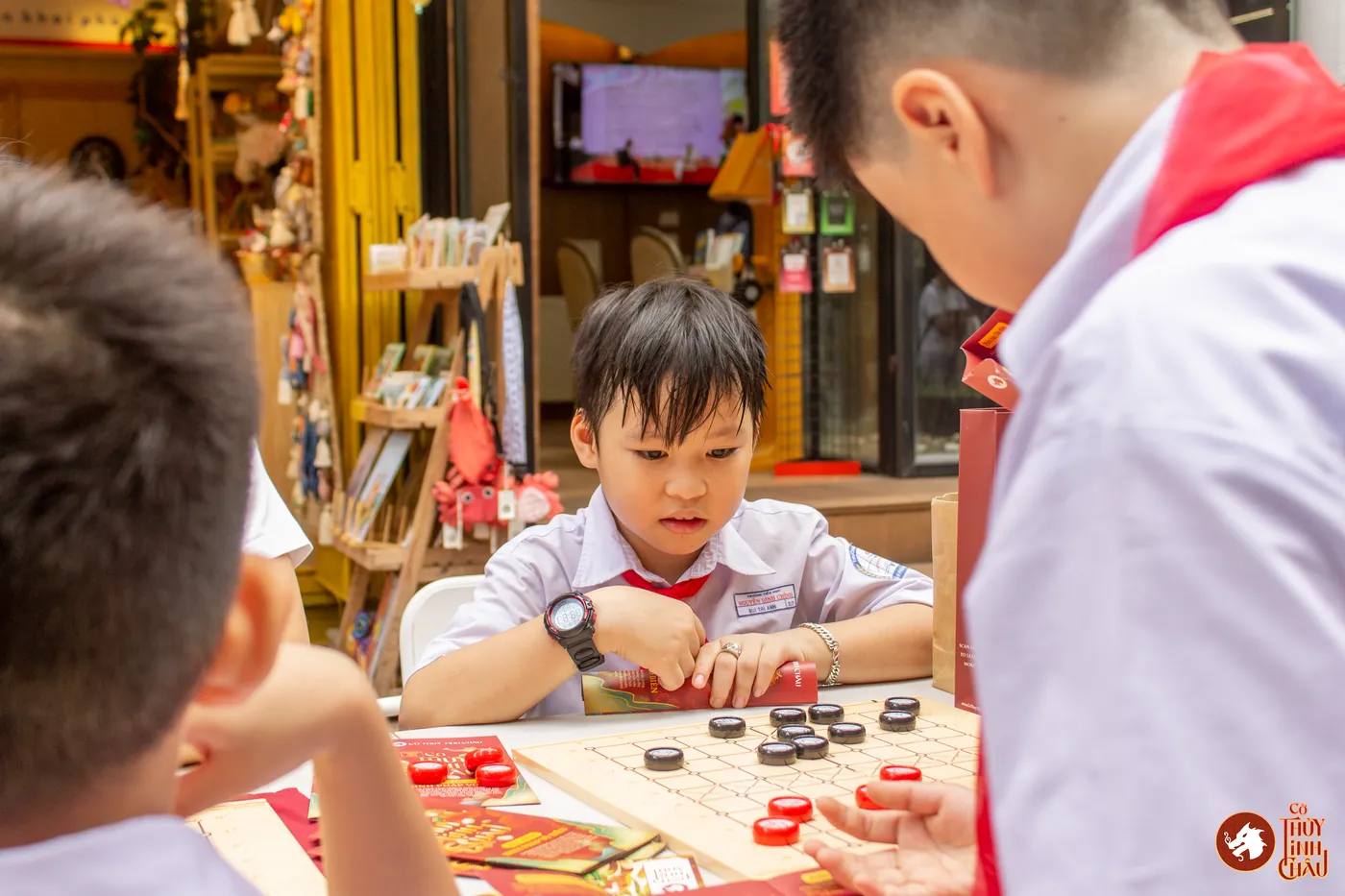 Hình ảnh các em học sinh trải nghiệm Cờ Thủy Tinh Châu tại Ngày hội Vui học cùng Sách tổ chức ở Đường Sách Thành phố Hồ Chí Minh.