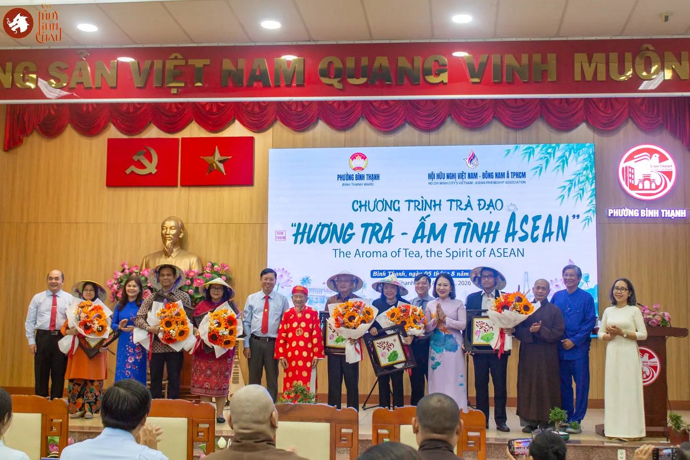 Hình ảnh phần chụp ảnh tập thể của các đại biểu tham dự tại sự kiện "Hương Trà - Ấm tình ASEAN" được tổ chức tại Ủy ban Mặt trận Tổ quốc Việt Nam phường Bình Thanh.