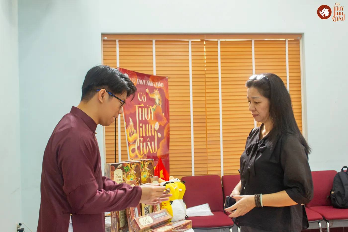 Hình ảnh khách tham dự tìm hiểu về Cờ Thủy Tinh Châu tại sự kiện "Hương Trà - Ấm tình ASEAN" được tổ chức tại Ủy ban Mặt trận Tổ quốc Việt Nam phường Bình Thanh.