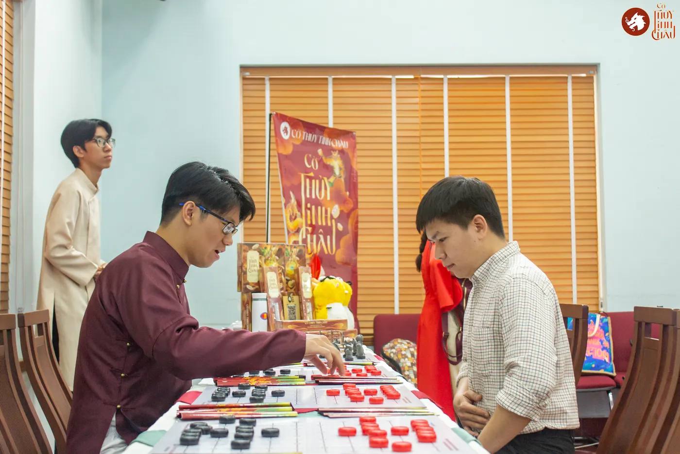 Hình ảnh khách tham dự tìm hiểu về Cờ Thủy Tinh Châu tại sự kiện "Hương Trà - Ấm tình ASEAN" được tổ chức tại Ủy ban Mặt trận Tổ quốc Việt Nam phường Bình Thanh.
