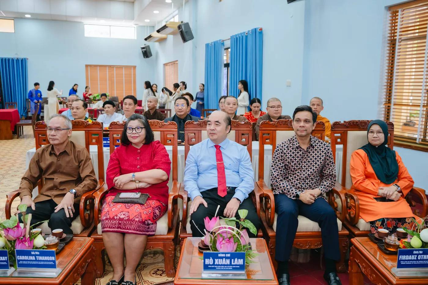 Hình ảnh các đại biểu tại sự kiện "Hương Trà - Ấm tình ASEAN" được tổ chức tại Ủy ban Mặt trận Tổ quốc Việt Nam phường Bình Thanh.