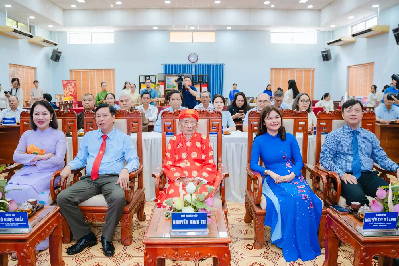 Hình ảnh các đại biểu tại sự kiện "Hương Trà - Ấm tình ASEAN" được tổ chức tại Ủy ban Mặt trận Tổ quốc Việt Nam phường Bình Thanh.