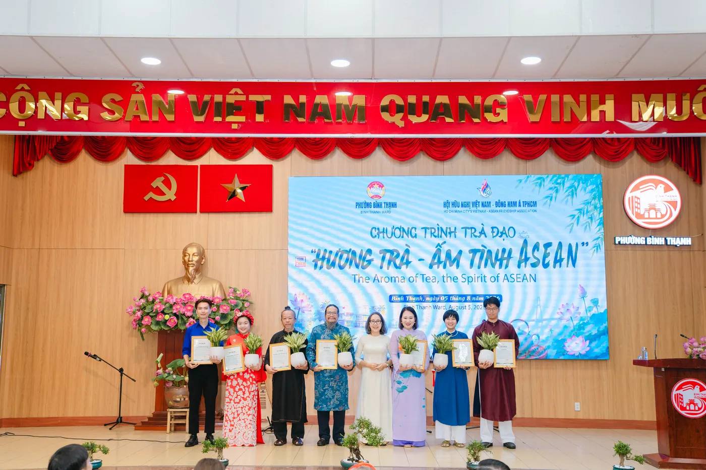 Hình ảnh các nhà đồng hành tại sự kiện "Hương Trà - Ấm tình ASEAN" được tổ chức tại Ủy ban Mặt trận Tổ quốc Việt Nam phường Bình Thanh.