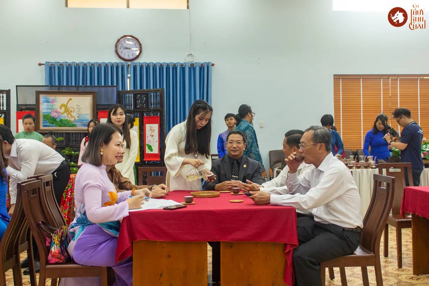 Hình ảnh các đại biểu tại sự kiện "Hương Trà - Ấm tình ASEAN" được tổ chức tại Ủy ban Mặt trận Tổ quốc Việt Nam phường Bình Thanh.