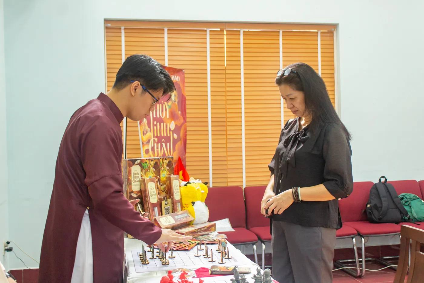 Hình ảnh khách tham dự tìm hiểu về Cờ Thủy Tinh Châu tại sự kiện "Hương Trà - Ấm tình ASEAN" được tổ chức tại Ủy ban Mặt trận Tổ quốc Việt Nam phường Bình Thanh.