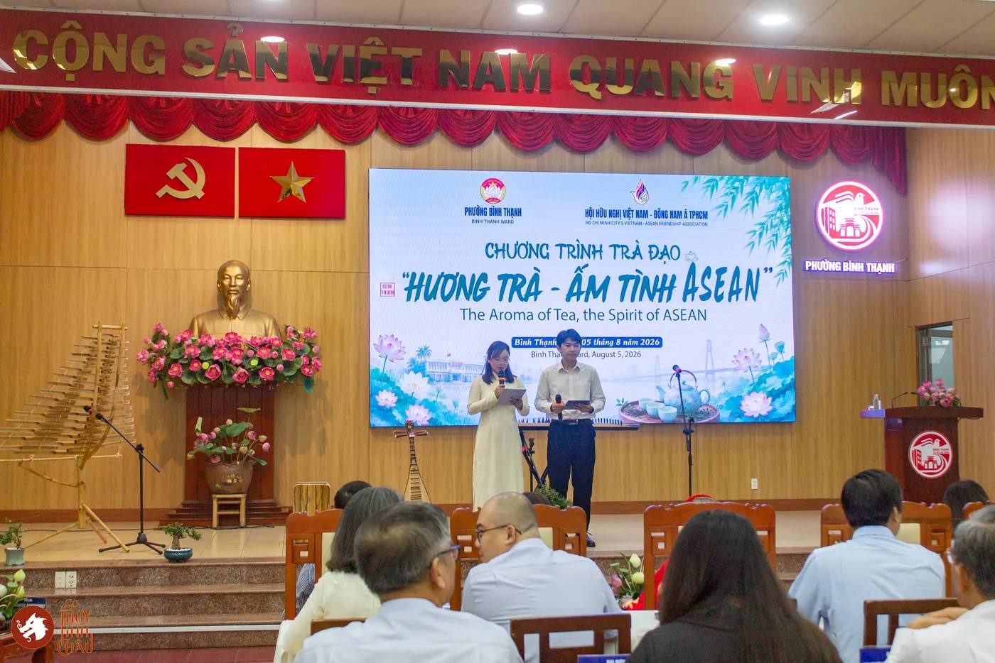 Hình ảnh cặp đôi MC tại sự kiện "Hương Trà - Ấm tình ASEAN" được tổ chức tại Ủy ban Mặt trận Tổ quốc Việt Nam phường Bình Thanh.