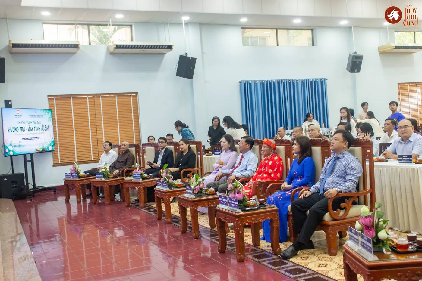 Hình ảnh các đại biểu tại sự kiện "Hương Trà - Ấm tình ASEAN" được tổ chức tại Ủy ban Mặt trận Tổ quốc Việt Nam phường Bình Thanh.