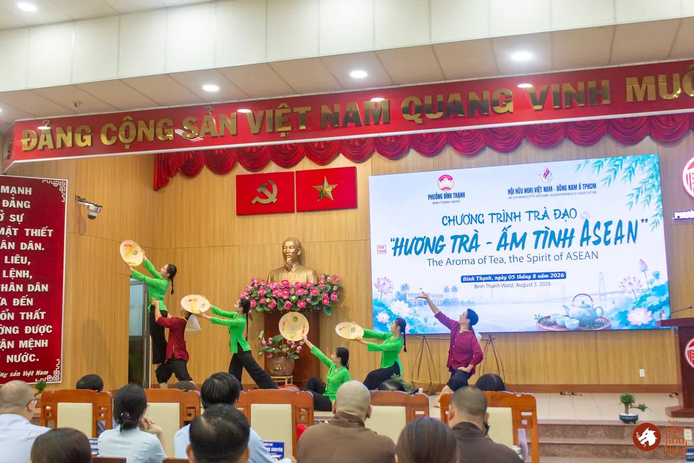 Hình ảnh phần biểu diễn văn nghệ truyền thống tại sự kiện "Hương Trà - Ấm tình ASEAN" được tổ chức tại Ủy ban Mặt trận Tổ quốc Việt Nam phường Bình Thanh.