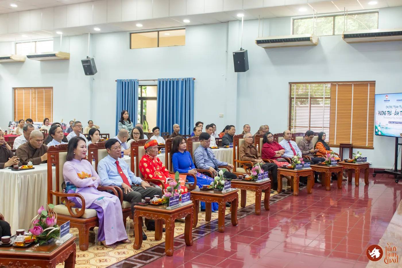 Hình ảnh các đại biểu tham dự tại sự kiện "Hương Trà - Ấm tình ASEAN" được tổ chức tại Ủy ban Mặt trận Tổ quốc Việt Nam phường Bình Thanh.