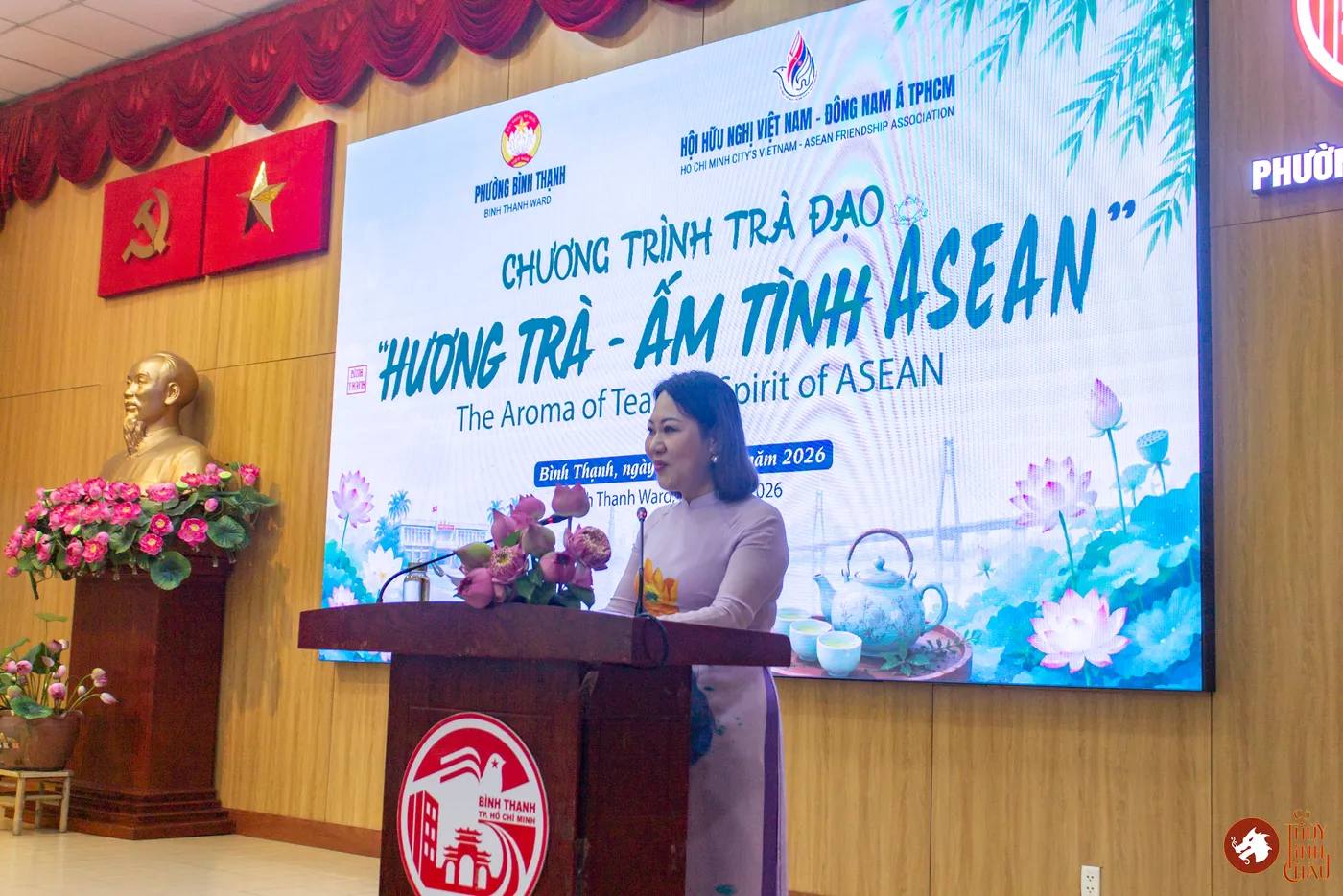 Hình ảnh phần phát biểu của PGS.TS Phan Thị Hồng Xuân tại sự kiện "Hương Trà - Ấm tình ASEAN" được tổ chức tại Ủy ban Mặt trận Tổ quốc Việt Nam phường Bình Thanh.