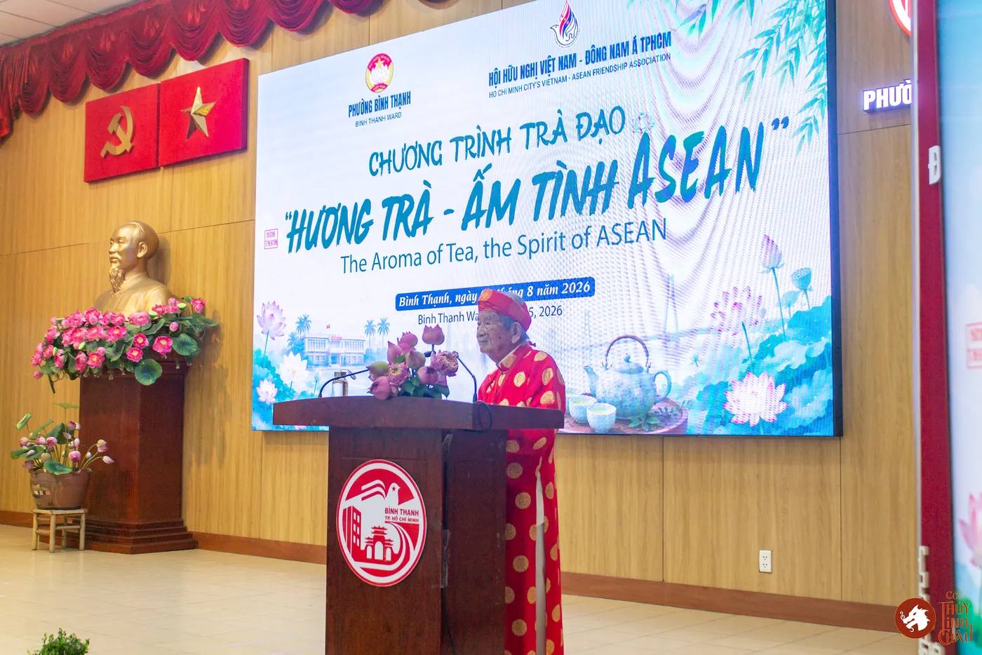 Hình ảnh phần phát biểu của Nhà nghiên cứu Nguyễn Đình Tư tại sự kiện "Hương Trà - Ấm tình ASEAN" được tổ chức tại Ủy ban Mặt trận Tổ quốc Việt Nam phường Bình Thanh.