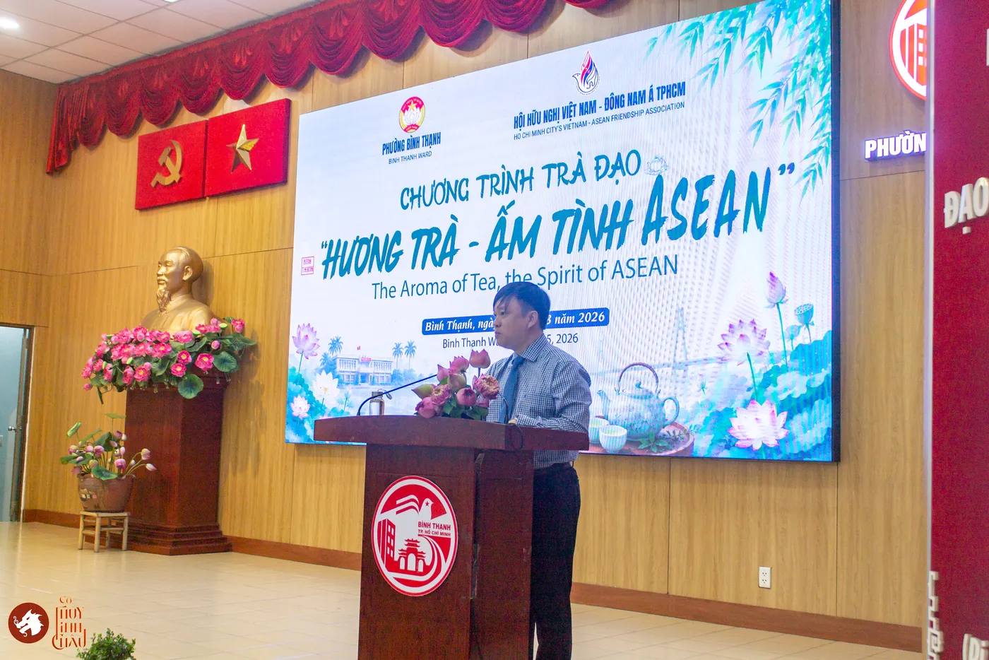 Hình ảnh phần phát biểu của Ông Phan Quang Khánh tại sự kiện "Hương Trà - Ấm tình ASEAN" được tổ chức tại Ủy ban Mặt trận Tổ quốc Việt Nam phường Bình Thanh.