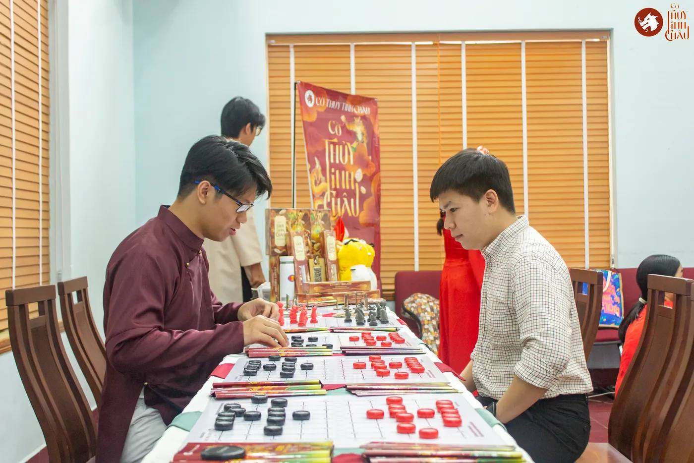 Hình ảnh khách tham dự trải nghiệm Cờ Thủy Tinh Châu tại sự kiện "Hương Trà - Ấm tình ASEAN" được tổ chức tại Ủy ban Mặt trận Tổ quốc Việt Nam phường Bình Thanh.