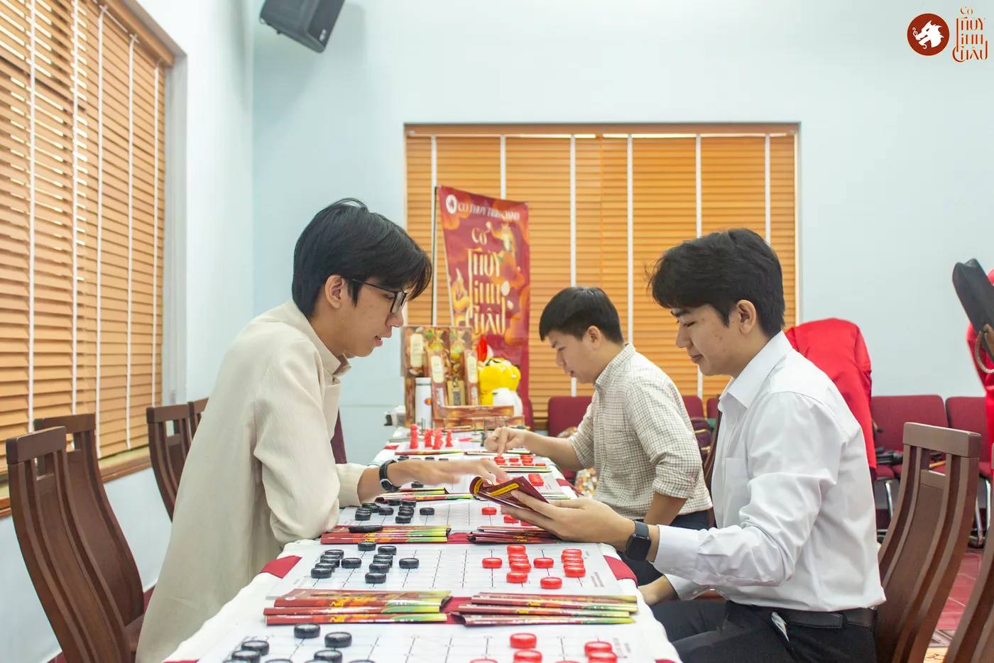 Hình ảnh khách tham dự trải nghiệm Cờ Thủy Tinh Châu tại sự kiện "Hương Trà - Ấm tình ASEAN" được tổ chức tại Ủy ban Mặt trận Tổ quốc Việt Nam phường Bình Thanh.