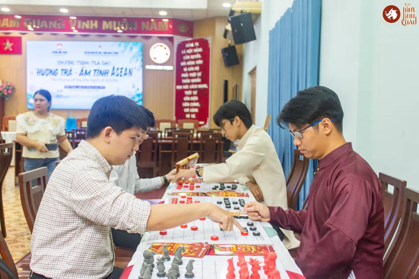 Hình ảnh khách tham dự trải nghiệm Cờ Thủy Tinh Châu tại sự kiện "Hương Trà - Ấm tình ASEAN" được tổ chức tại Ủy ban Mặt trận Tổ quốc Việt Nam phường Bình Thanh.