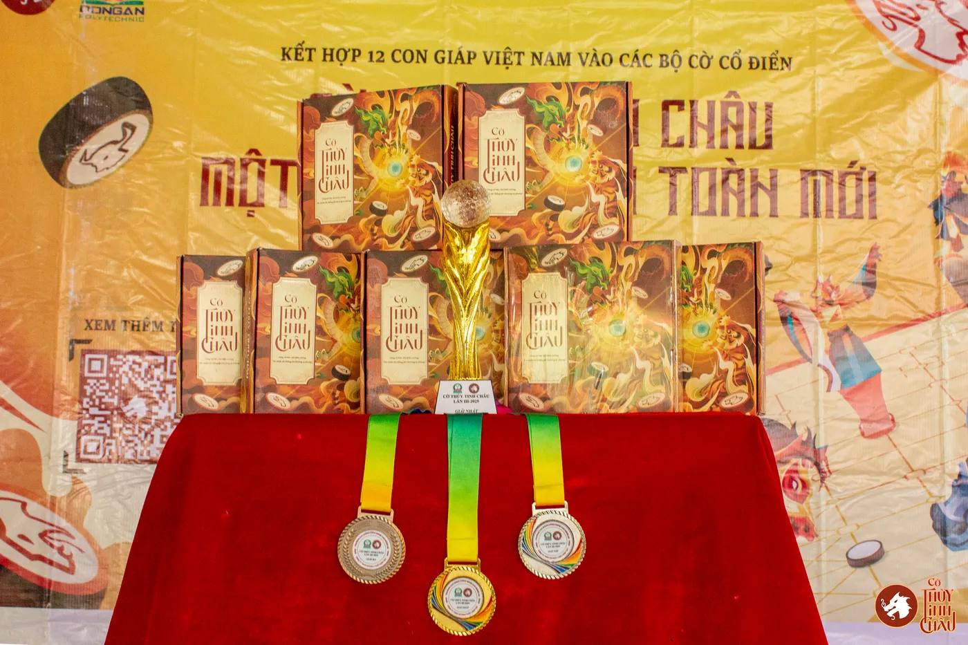 Hình ảnh phần thưởng mà Team Cờ Thủy Tinh Châu chuẩn bị cho các kỳ thủ giành được thứ hạng cao tại giải đấu Danh Kỳ Lưu Truyền III tại Trường Cao đẳng Công nghệ cao Đồng An