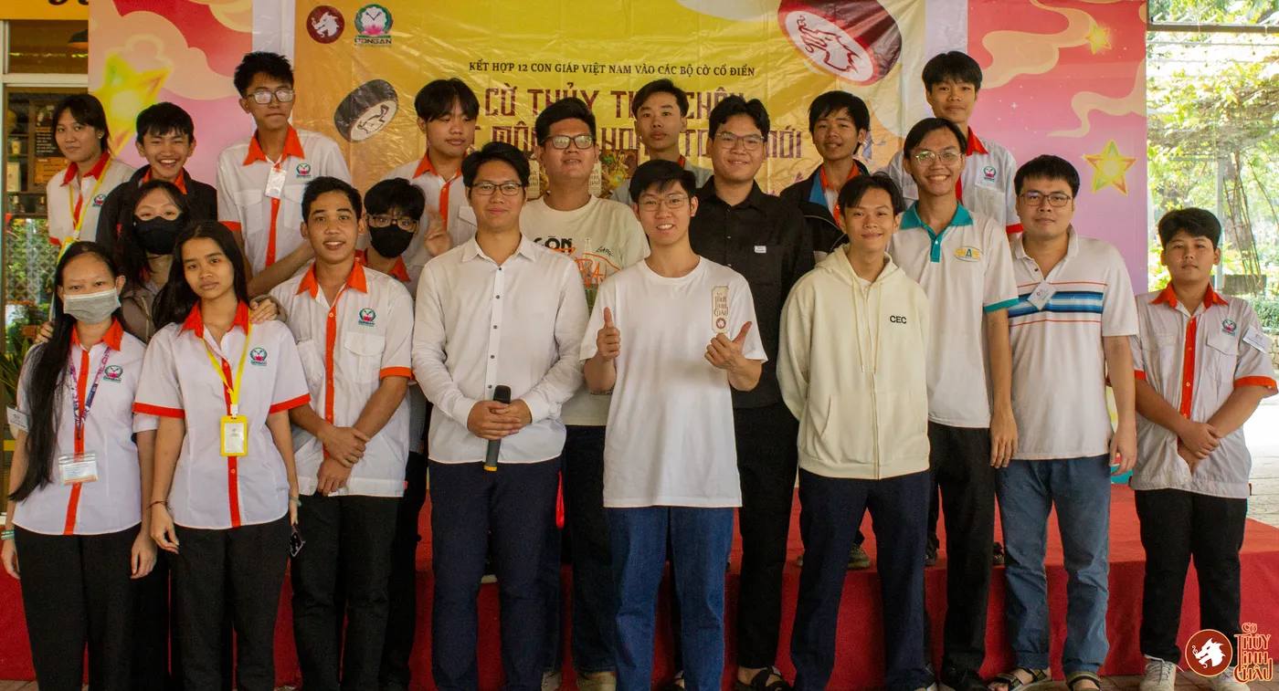 Hình ảnh team Cờ Thủy Tinh Châu chụp cùng các kỳ thủ tham gia thi đấu tại giải đấu Danh Kỳ Lưu Truyền III tại Trường Cao đẳng Công nghệ cao Đồng An