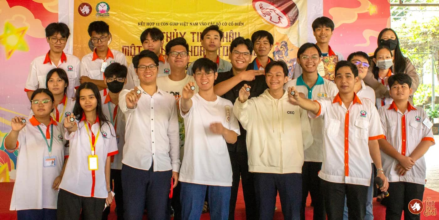 Hình ảnh team Cờ Thủy Tinh Châu chụp cùng các kỳ thủ tham gia thi đấu tại giải đấu Danh Kỳ Lưu Truyền III tại Trường Cao đẳng Công nghệ cao Đồng An