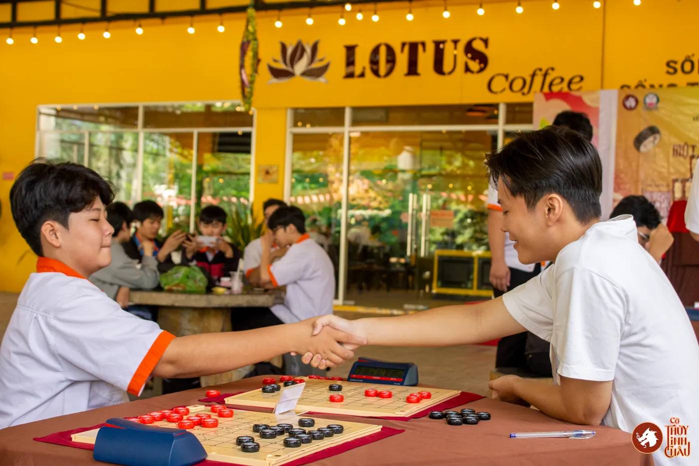 Hình ảnh team các kỳ thủ tham gia thi đấu Cờ Thủy Tinh Châu tại giải đấu Danh Kỳ Lưu Truyền III tại Trường Cao đẳng Công nghệ cao Đồng An