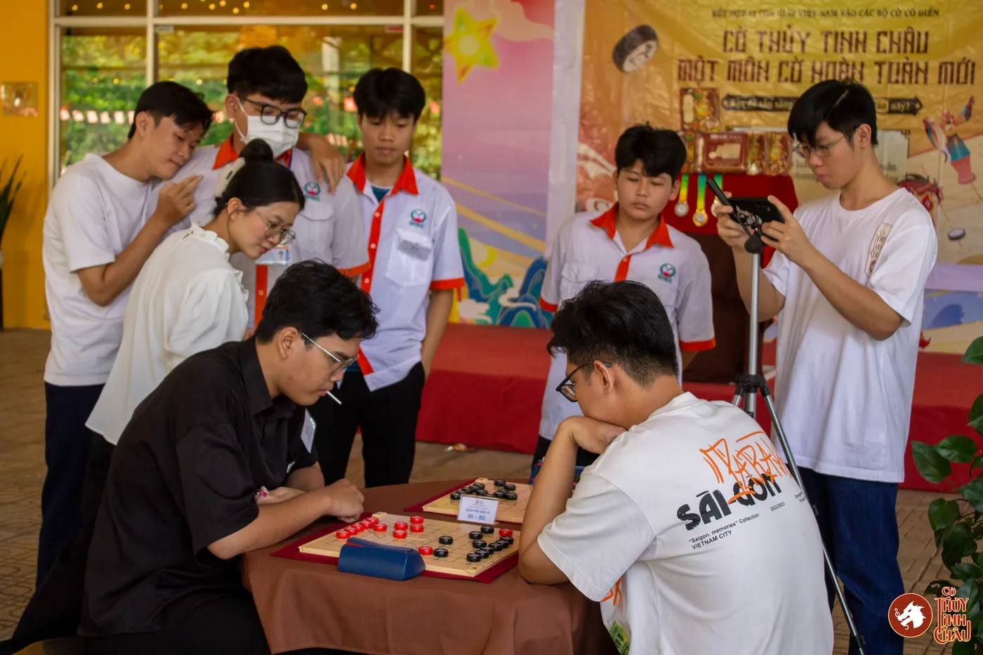 Hình ảnh các kỳ thủ tham gia thi đấu Cờ Thủy Tinh Châu tại giải đấu Danh Kỳ Lưu Truyền III tại Trường Cao đẳng Công nghệ cao Đồng An