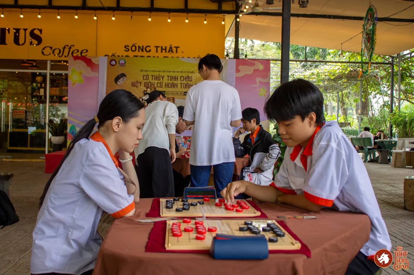 Hình ảnh các kỳ thủ tham gia thi đấu Cờ Thủy Tinh Châu tại giải đấu Danh Kỳ Lưu Truyền III tại Trường Cao đẳng Công nghệ cao Đồng An