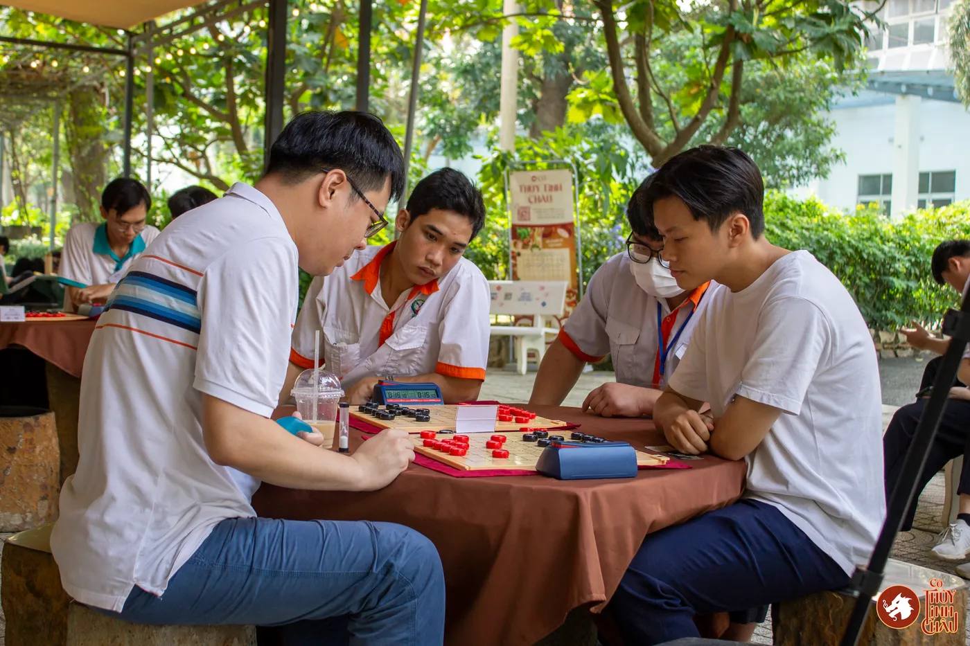Hình ảnh các kỳ thủ tham gia thi đấu Cờ Thủy Tinh Châu tại giải đấu Danh Kỳ Lưu Truyền III tại Trường Cao đẳng Công nghệ cao Đồng An