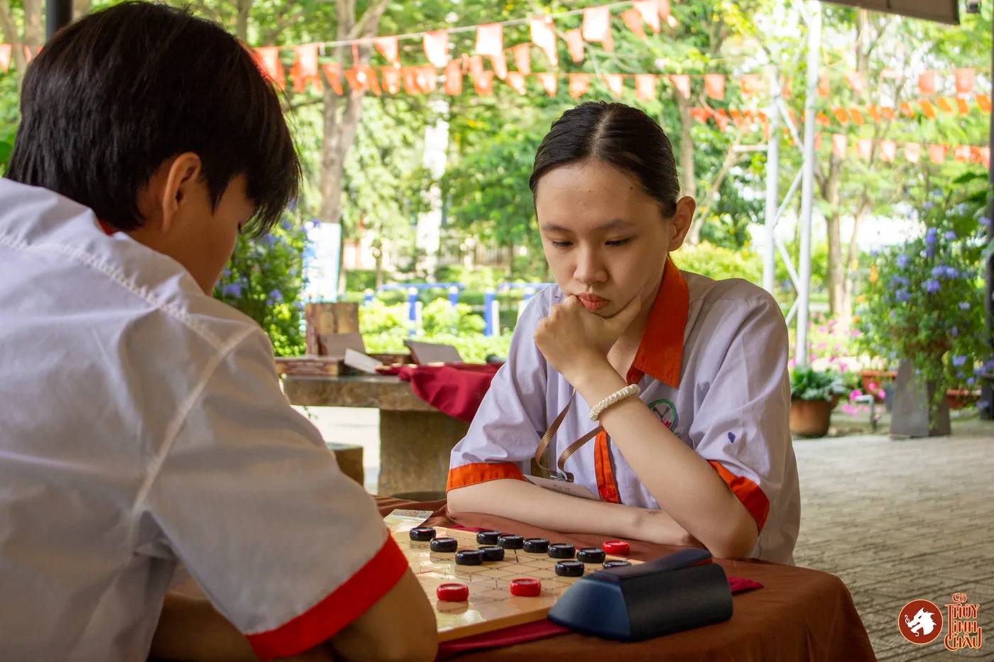 Hình ảnh các kỳ thủ tham gia thi đấu Cờ Thủy Tinh Châu tại giải đấu Danh Kỳ Lưu Truyền III tại Trường Cao đẳng Công nghệ cao Đồng An