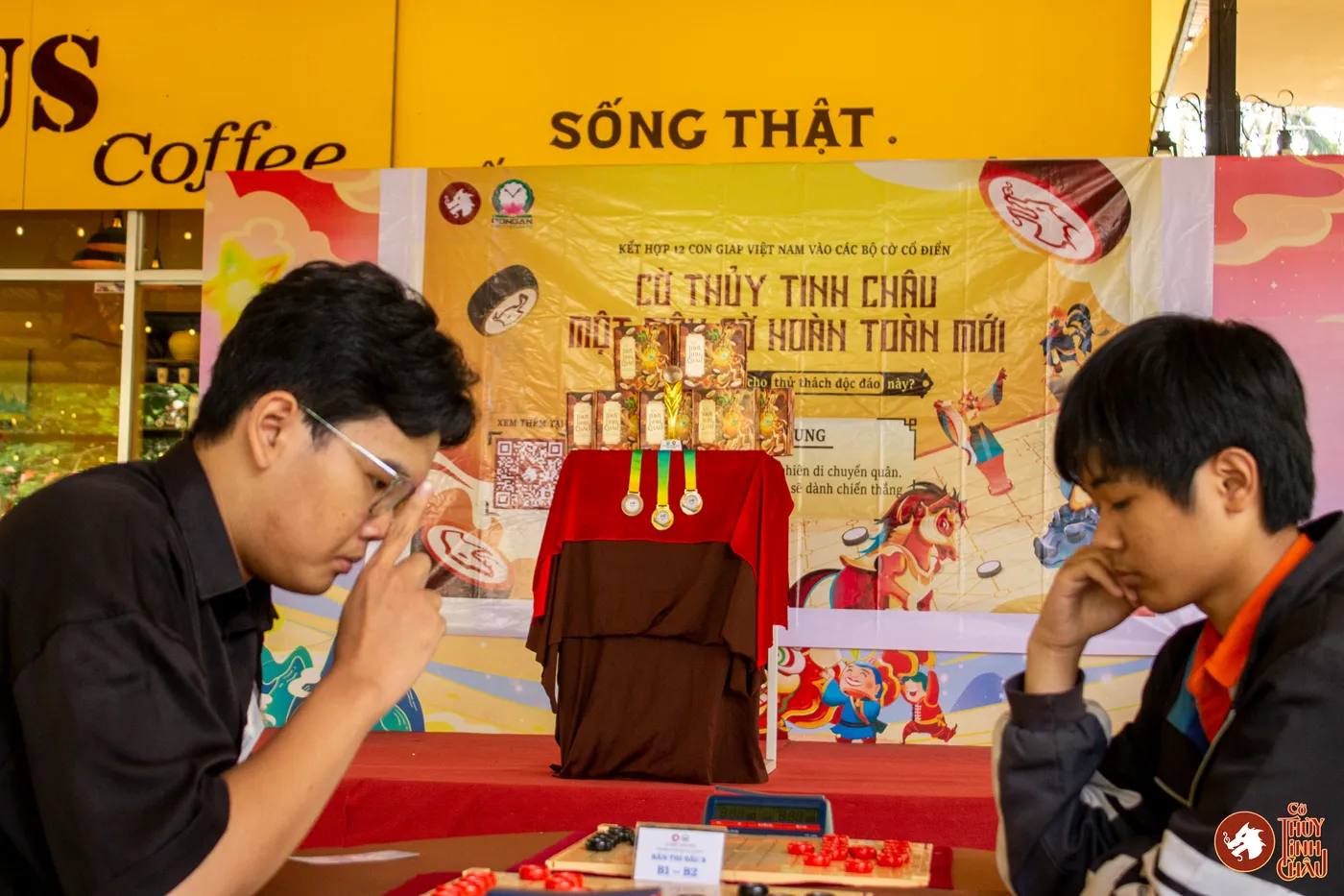 Hình ảnh các kỳ thủ tham gia thi đấu Cờ Thủy Tinh Châu tại giải đấu Danh Kỳ Lưu Truyền III tại Trường Cao đẳng Công nghệ cao Đồng An