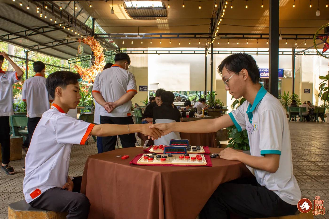 Hình ảnh các kỳ thủ tham gia thi đấu Cờ Thủy Tinh Châu tại giải đấu Danh Kỳ Lưu Truyền III tại Trường Cao đẳng Công nghệ cao Đồng An