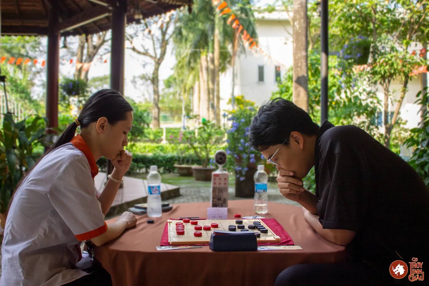 Hình ảnh các kỳ thủ tham gia thi đấu Cờ Thủy Tinh Châu tại giải đấu Danh Kỳ Lưu Truyền III tại Trường Cao đẳng Công nghệ cao Đồng An