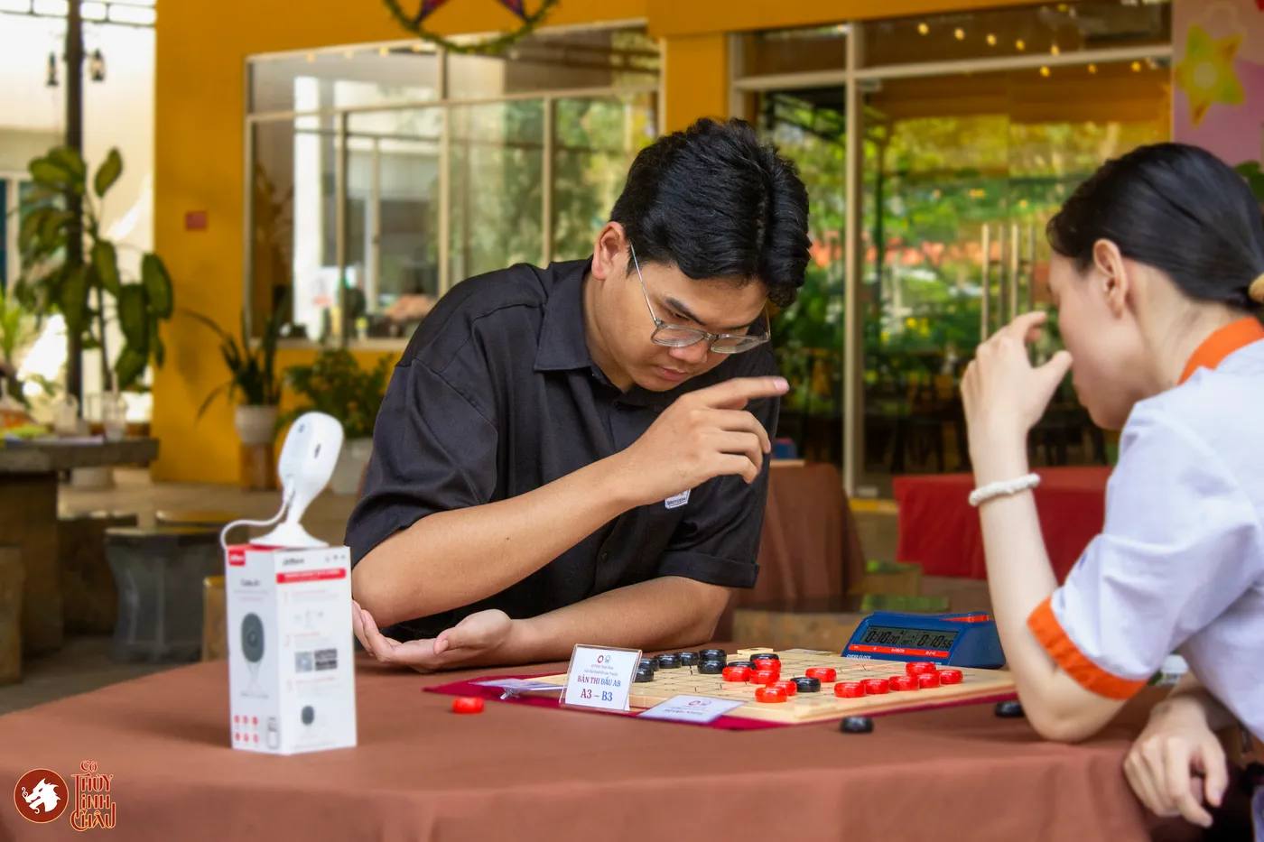 Hình ảnh các kỳ thủ tham gia thi đấu Cờ Thủy Tinh Châu tại giải đấu Danh Kỳ Lưu Truyền III tại Trường Cao đẳng Công nghệ cao Đồng An