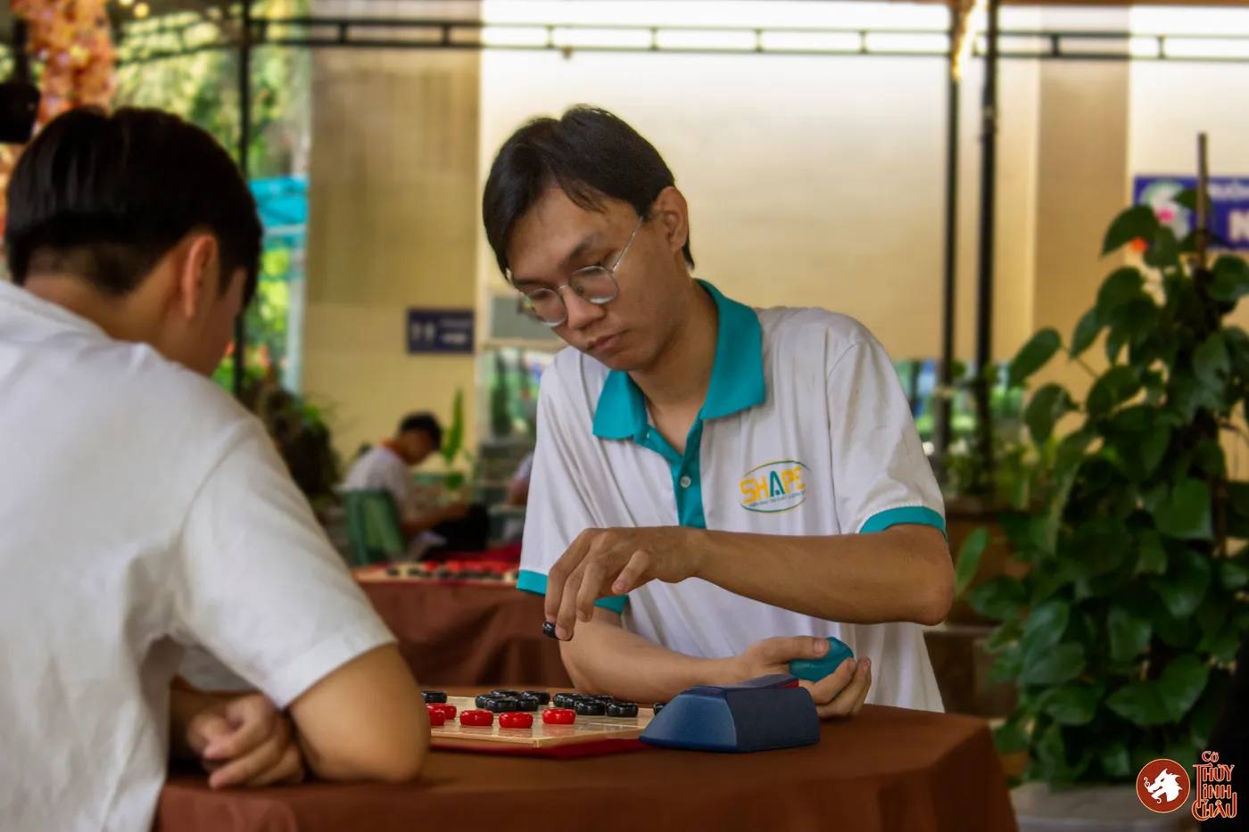 Hình ảnh các kỳ thủ tham gia thi đấu Cờ Thủy Tinh Châu tại giải đấu Danh Kỳ Lưu Truyền III tại Trường Cao đẳng Công nghệ cao Đồng An