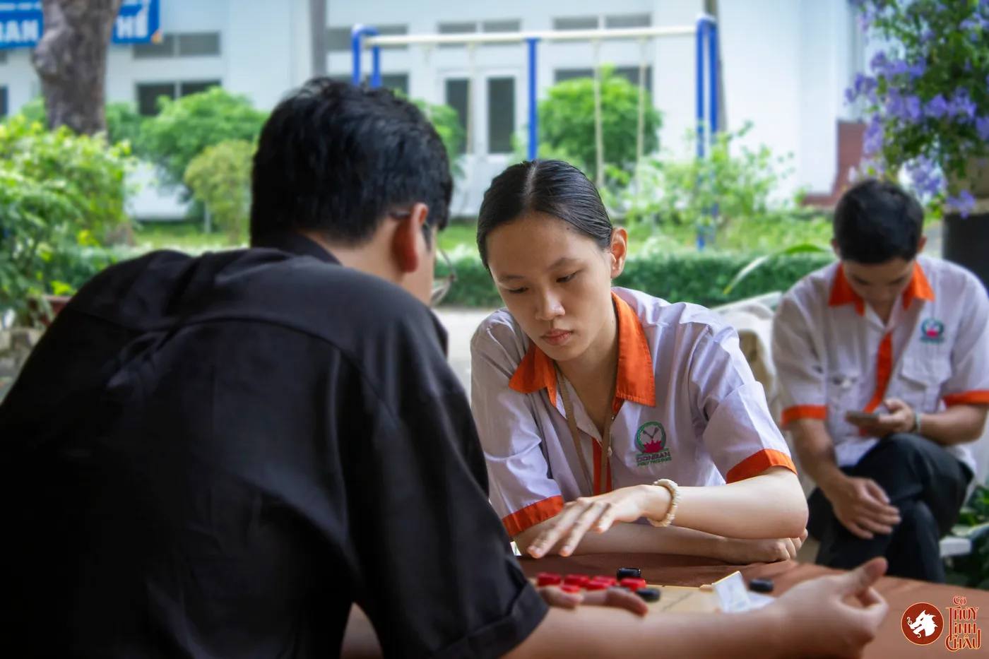 Hình ảnh các kỳ thủ tham gia thi đấu Cờ Thủy Tinh Châu tại giải đấu Danh Kỳ Lưu Truyền III tại Trường Cao đẳng Công nghệ cao Đồng An