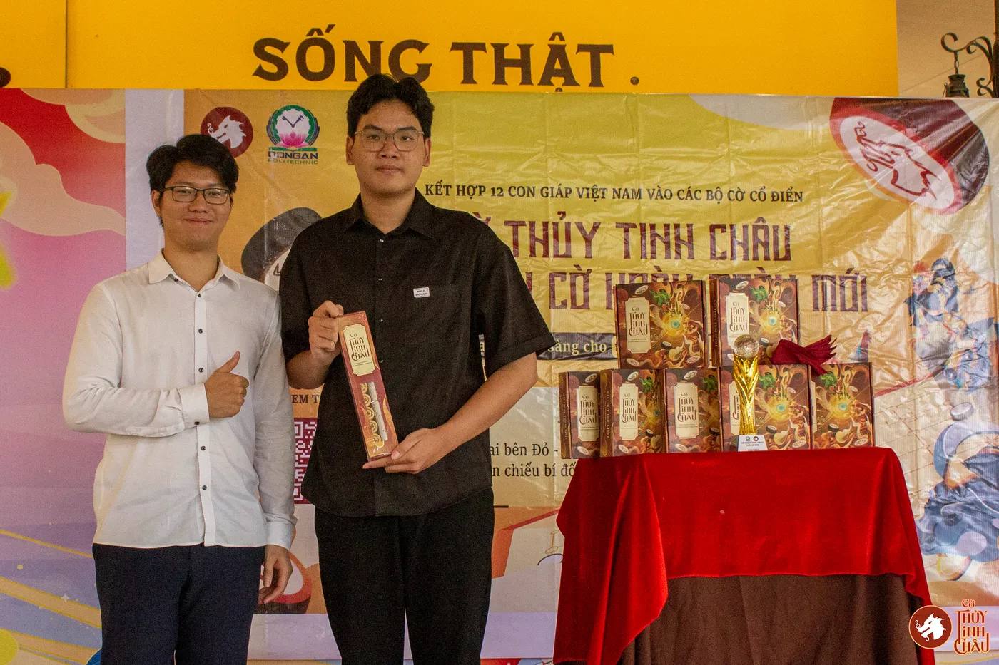 Hình ảnh các kỳ thủ tham gia thi đấu chụp hình cùng Team Cờ Thủy Tinh Châu tại giải đấu Danh Kỳ Lưu Truyền III tại Trường Cao đẳng Công nghệ cao Đồng An
