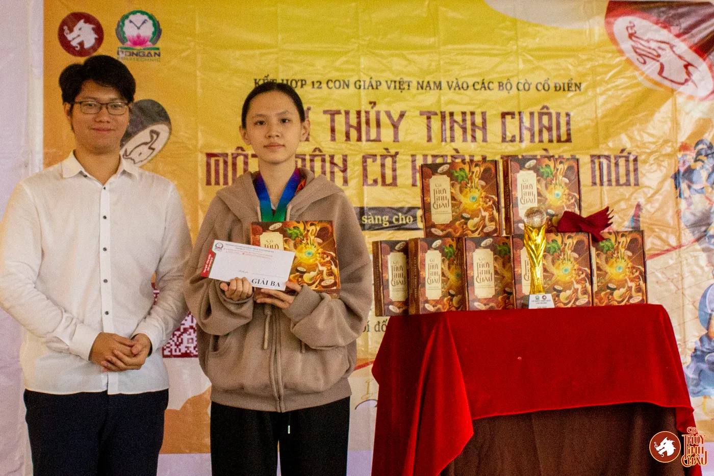 Hình ảnh các kỳ thủ tham gia thi đấu chụp hình cùng Team Cờ Thủy Tinh Châu tại giải đấu Danh Kỳ Lưu Truyền III tại Trường Cao đẳng Công nghệ cao Đồng An