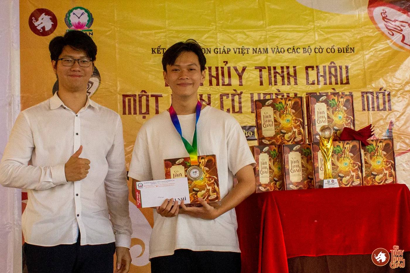 Hình ảnh các kỳ thủ tham gia thi đấu chụp hình cùng Team Cờ Thủy Tinh Châu tại giải đấu Danh Kỳ Lưu Truyền III tại Trường Cao đẳng Công nghệ cao Đồng An
