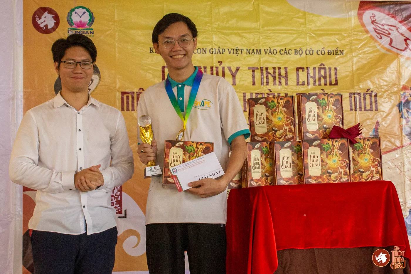 Hình ảnh các kỳ thủ tham gia thi đấu chụp hình cùng Team Cờ Thủy Tinh Châu tại giải đấu Danh Kỳ Lưu Truyền III tại Trường Cao đẳng Công nghệ cao Đồng An