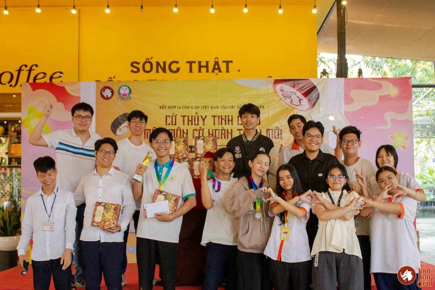 Hình ảnh các kỳ thủ tham gia thi đấu chụp hình cùng Team Cờ Thủy Tinh Châu tại giải đấu Danh Kỳ Lưu Truyền III tại Trường Cao đẳng Công nghệ cao Đồng An