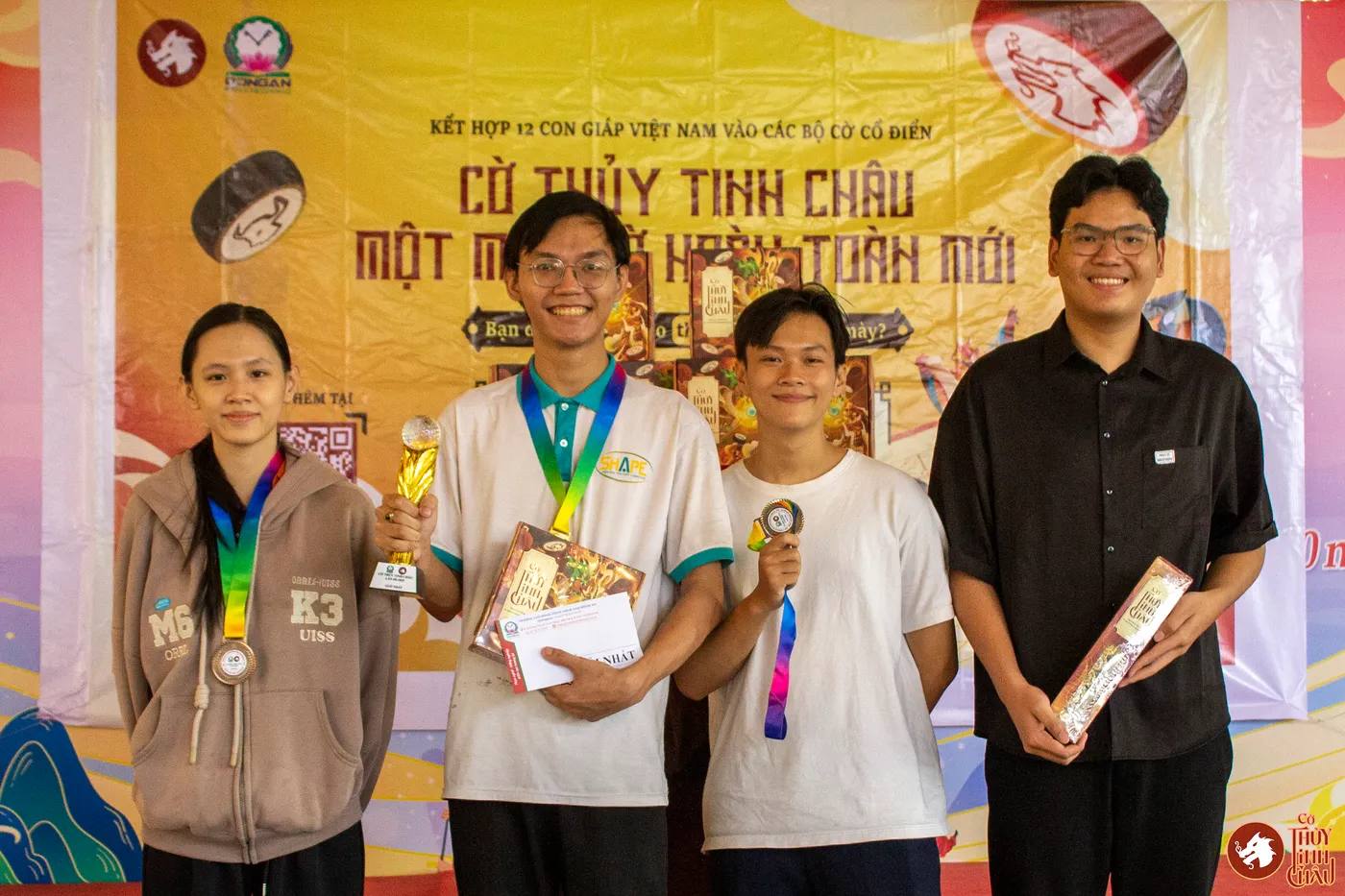 Hình ảnh các kỳ thủ tham gia thi đấu chụp hình cùng Team Cờ Thủy Tinh Châu tại giải đấu Danh Kỳ Lưu Truyền III tại Trường Cao đẳng Công nghệ cao Đồng An