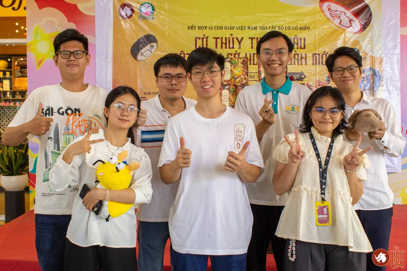 Hình ảnh các kỳ thủ tham gia thi đấu chụp hình cùng Team Cờ Thủy Tinh Châu tại giải đấu Danh Kỳ Lưu Truyền III tại Trường Cao đẳng Công nghệ cao Đồng An