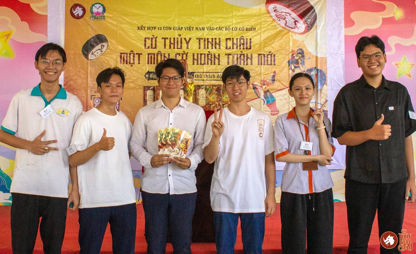 Hình ảnh các kỳ thủ tham gia thi đấu chụp hình cùng Team Cờ Thủy Tinh Châu tại giải đấu Danh Kỳ Lưu Truyền III tại Trường Cao đẳng Công nghệ cao Đồng An