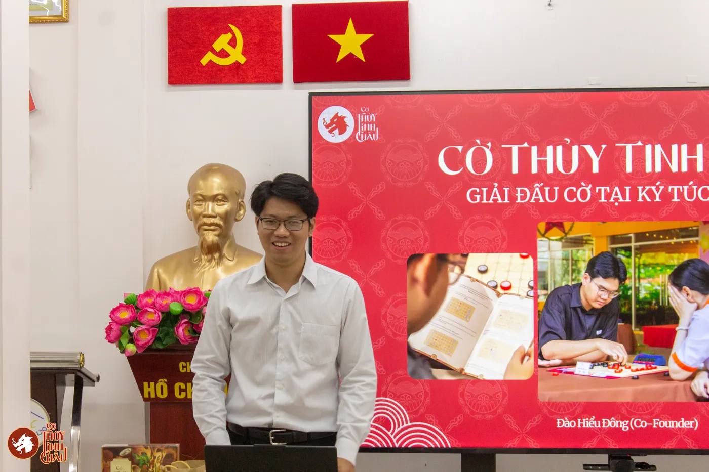 Hình ảnh phần phát biểu về Cờ và hướng dẫn của team Cờ Thủy Tinh Châu trước khi diễn ra sự kiện "Lễ hội Tết cổ truyền Lào - Campuchia năm 2026"