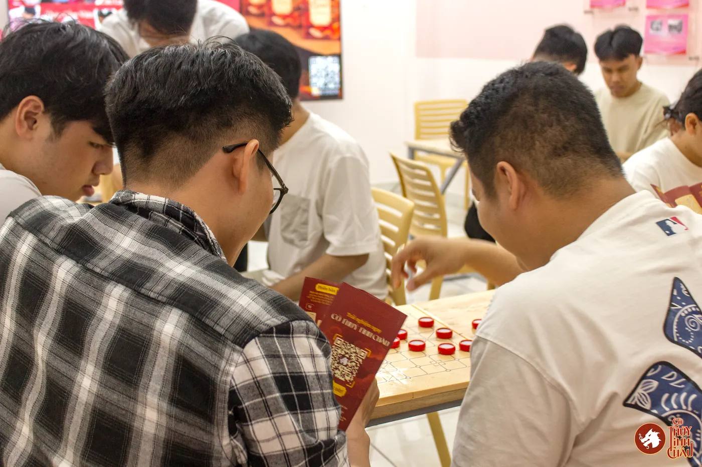 Hình ảnh các bạn sinh viên Lào - Campuchia học chơi dưới sự hướng dẫn của team Cờ Thủy Tinh Châu trước khi diễn ra sự kiện "Lễ hội Tết cổ truyền Lào - Campuchia năm 2026"