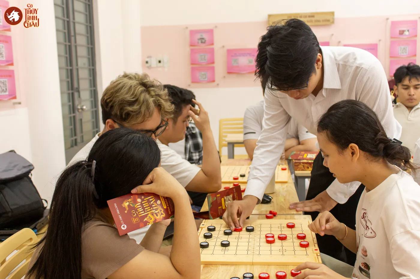 Hình ảnh các bạn sinh viên Lào - Campuchia học chơi dưới sự hướng dẫn của team Cờ Thủy Tinh Châu trước khi diễn ra sự kiện "Lễ hội Tết cổ truyền Lào - Campuchia năm 2026"