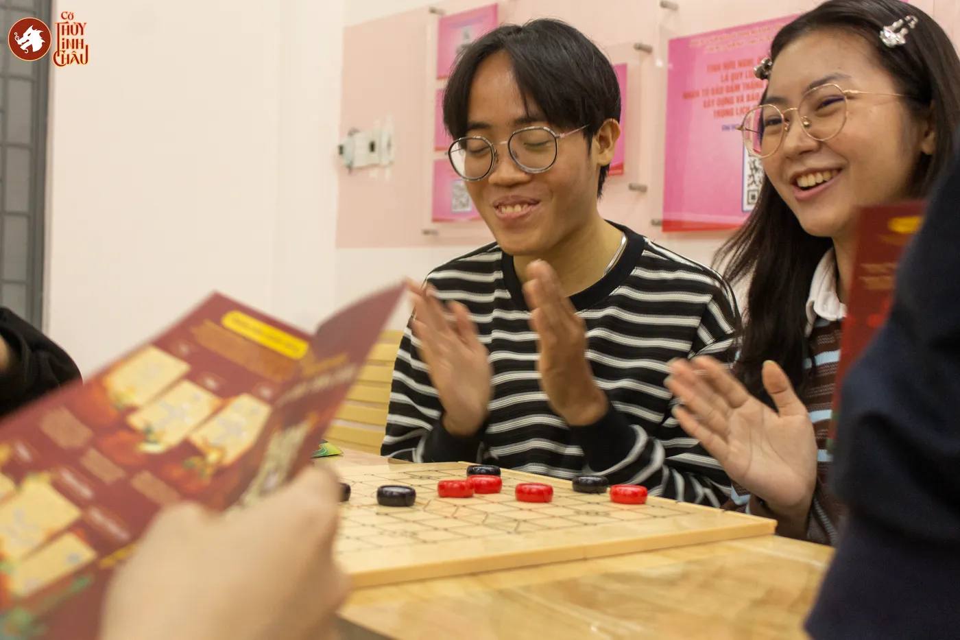 Hình ảnh các bạn sinh viên Lào - Campuchia học chơi dưới sự hướng dẫn của team Cờ Thủy Tinh Châu trước khi diễn ra sự kiện "Lễ hội Tết cổ truyền Lào - Campuchia năm 2026"