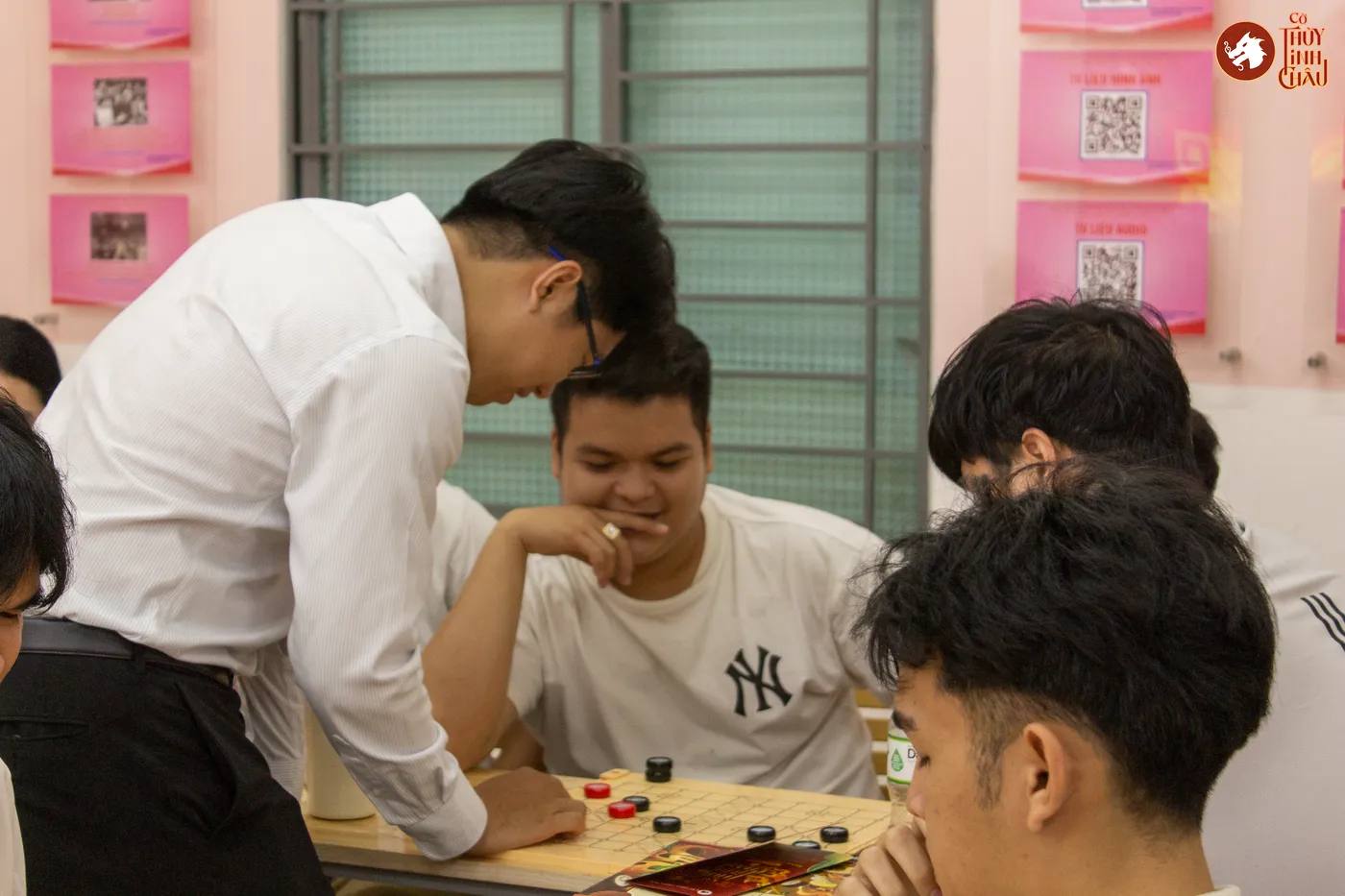 Hình ảnh các bạn sinh viên Lào - Campuchia học chơi dưới sự hướng dẫn của team Cờ Thủy Tinh Châu trước khi diễn ra sự kiện "Lễ hội Tết cổ truyền Lào - Campuchia năm 2026"