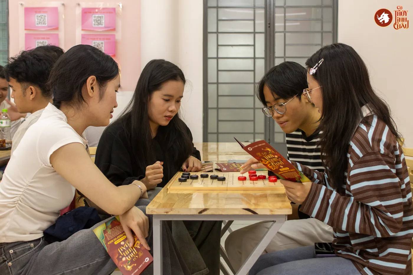 Hình ảnh các bạn sinh viên Lào - Campuchia học chơi dưới sự hướng dẫn của team Cờ Thủy Tinh Châu trước khi diễn ra sự kiện "Lễ hội Tết cổ truyền Lào - Campuchia năm 2026"
