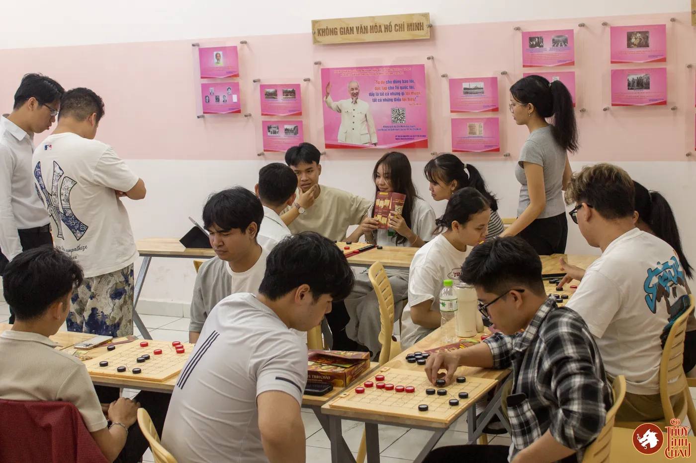 Hình ảnh các bạn sinh viên Lào - Campuchia học chơi dưới sự hướng dẫn của team Cờ Thủy Tinh Châu trước khi diễn ra sự kiện "Lễ hội Tết cổ truyền Lào - Campuchia năm 2026"