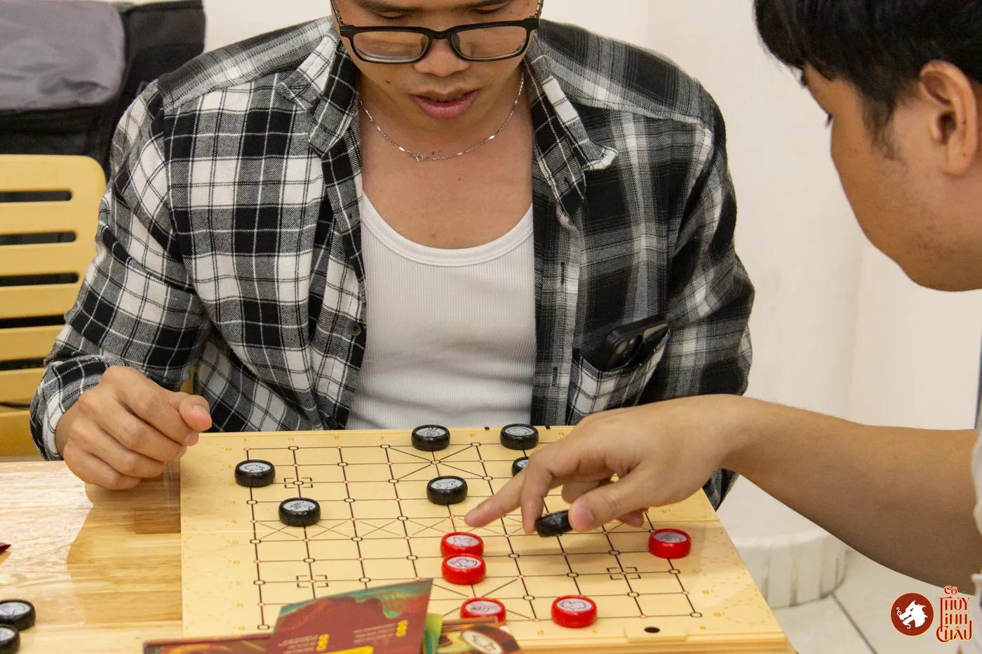 Hình ảnh các bạn sinh viên Lào - Campuchia học chơi dưới sự hướng dẫn của team Cờ Thủy Tinh Châu trước khi diễn ra sự kiện "Lễ hội Tết cổ truyền Lào - Campuchia năm 2026"
